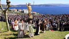 El entorno de la iglesia de Santa Mar�a das Areas, en Fisterra, se llen� ayer de miles de romeros llegados en coches y autobuses de toda Galicia para asistir a la �ltima de las representaciones de la Semana Santa, la Resurrecci�n