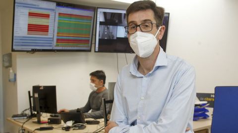 Javier Quiles del Río ante parte de los monitores en los que controlan procesos.