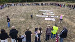 Una parte de la larga cadena humana que ayer se form� como protesta en Soandres