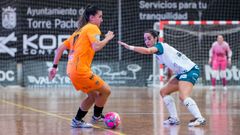 La mariana Lara intenta regatear a la murciana Laura Fernndez