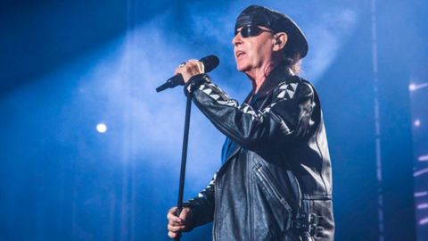 Klaus Meine, cantante de Scorpions, durante el concierto en Gij�n