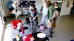Las trabajadoras han cubierto papeleras, sillas, percheros y otros objetos