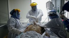M�dicos y enfermeras, en una unidad de cuidados intensivos, atendiendo a un paciente con covid-19 en Bogot�