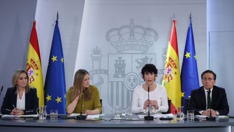 La ministra de Educaci�n, Milagros Tol�n, la vicepresidenta tercera y ministra de Transici�n Ecol�gica y Reto Demogr�fico, Sara Aagesen, la ministra de Inclusi�n, Seguridad Social y Migraciones, Elma Saiz, y el ministro de Exteriores, Jos� Manuel Albares, durante la rueda de prensa posterior al Consejo de Ministros.