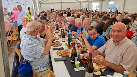 Un total de 1.400 personas participaron en la comida popular.