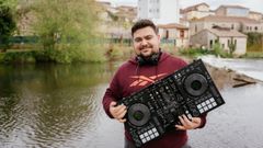 Marcos, con una de sus mesas de pinchar, en Allariz