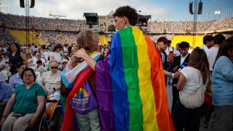 Ambiente previo a la vigilia de oraci�n con el Papa Le�n XIV, en el Estadio Ol�mpico Llu�s Companys.