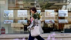 Carteles de venta de viviendas en una inmobiliaria de Lugo