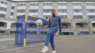 Imagen del a�o 2021 en la que Borja Iglesias juega al f�tbol en el patio de La Salle, colegio donde estudi� en Santiago