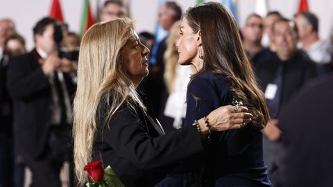 La reina Letizia, junto a familiares de víctimas de la dana