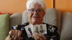 Maruja Seijas sostiene dos fotos de su hermano Argimiro.