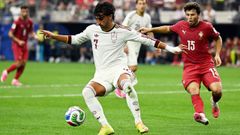 Ferran Torres controlando el bal�n ante la presi�n de Joao Neves