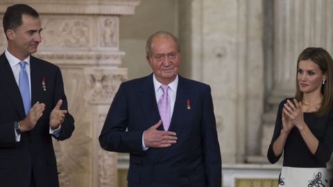 Juan Carlos I en su abdicacin el<strong>18-6-2014:Lo hice sin amargura ni resentimientos, y con la certeza de que mi hijo actuara a su manera en inters de la Corona</strong>