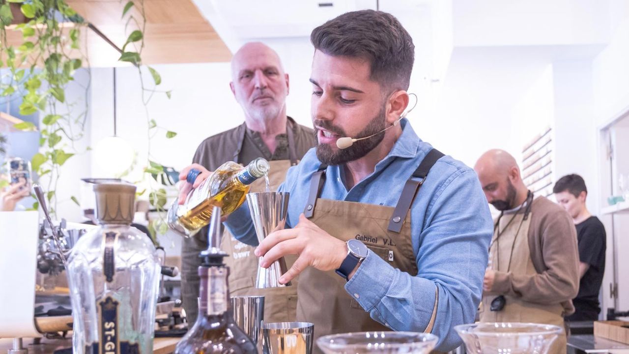 Gabriel Vilar reina por cuarta vez en el certamen de cócteles de augardientes y licores gallegos con «O de sempre»