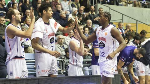 Munnings intercambia saludos con Felipe dos Anjos y Andersson tras ser sustituido