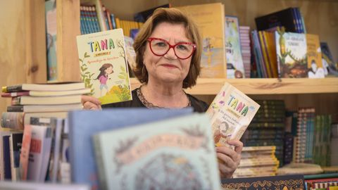 A escritora Fina Casalderrey, na feira do libro de Pontevedra