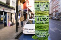 Anuncios pegados en el poste de una seal de trfico en la carretera de Castilla. 