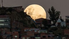 Vista de la Luna en una barriada de La Paz (Bolivia)