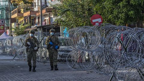 Una pareja de soldados patrulla una calle en Kuala Lumpur