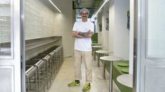 Adri�n Fel�pez, de la hamburgueser�a Rosmon, quien ha optado por maridar las burguers con vino