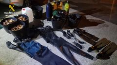 Adem�s de los 60 kilos de vieira, el Servicio Mar�timo de la Guardia Civil tambi�n aprehendi� dos equipos completos de buceo, cuatro botellas de aire comprimido y una embarcaci�n de recreo
