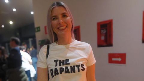 M�nica Formoso cunha camiseta de The Rapants.