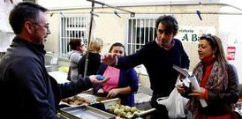 Diego Calvo y Marisol Pi�eiro recorrieron los mercadillos de Mux�a -en la imagen- y Fisterra.
