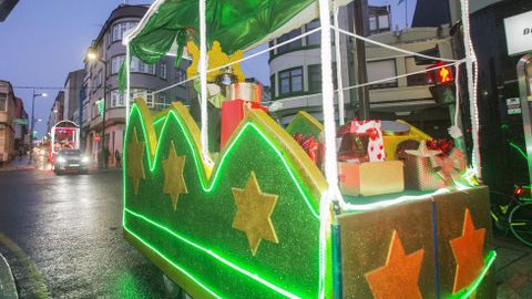 Ilusionante espera y recorrido de los Reyes por Carballo