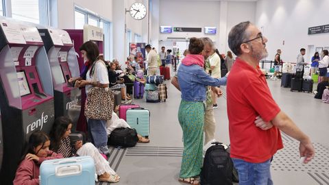 Decenas de personas esta mañana en la estación de tren de A Coruña