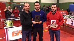 El alcalde de O Incio, H�ctor Corujo (a la izquierda) con los ganadores del torneo de futbol�n celebrado en diciembre, previo al campeonato de ma�ana