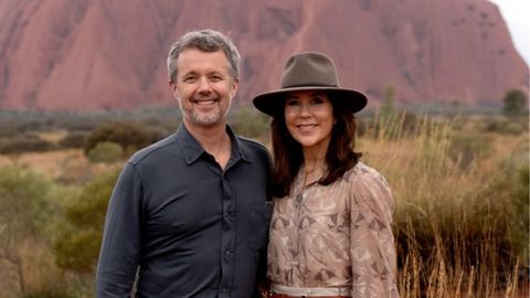 Federico X y Mar�a de Dinamarca, en el�Parque Nacional Uluru Kata Tjuta, con el Uluru�de fondo