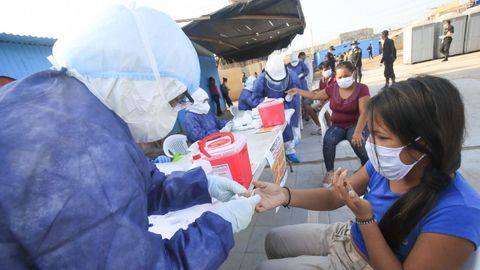 Un m�dico realiza un test a un miembro de la comunidad ind�gena Shipibo-Konibo por coronavirus, en Cantagallo, Per�