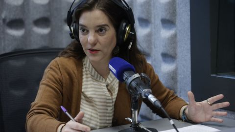 In�s Rey, durante una intervenci�n en Radio Voz.