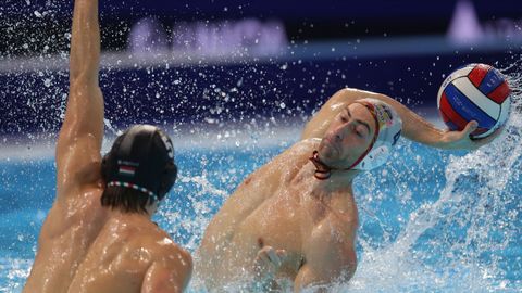Bernat Sanahuja lanzando ante un defensor h�ngaro