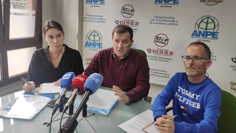 Gumersindo Rodr�guez,�presidente de ANPE en Asturias, en el centro de la fotograf�a