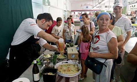 Un instante de la demostraci�n de cocina de ayer en Sanxenxo, que suscit� gran expectaci�n. 