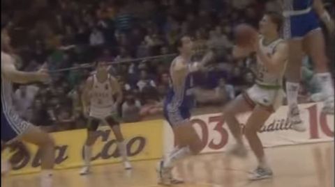 Ricardo Aldrey lanza a canasta ante la oposici�n de Jos� Luis Llorente