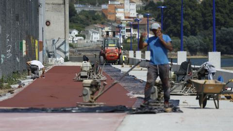 Recta final de los trabajos de los 470 metros de paseo en A Pasaxe con As Xubias.