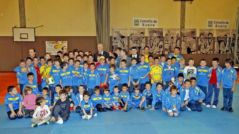 VISITA DE VICENTE DEL BOSQUE A RIBEIRA PARA RECIBIR PREMIO DEL CLUB DE TAEKUONDO NATURAL SPORT VIDELGI. NI�OS DEL SALVORA DE FUTBOL