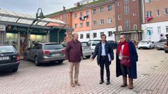 El alcalde, Jos Manuel Rey, en el centro, acompaado por el concejal de Servizos, Jos Tom, y la representante vecinal de Recimil, Isabel Riveiro.