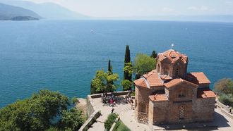 Vista del lago Ohrid desde la iglesia de San Juan Caneo.