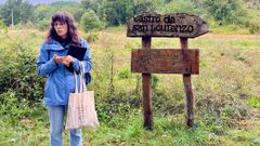 Cristina Rodr�guez xunto a un letreiro indicador do xacemento arqueol�xico do castro de Cereixa