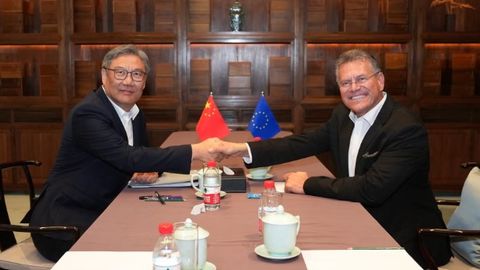 El comisario de Comercio de la UE, Maros Sefcovic, junto a su hom&oacute;logo chino, Wang Wentao.