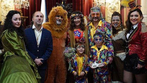 Los novios, en el centro, junto a sus hijos, los testigos y el alcalde de Ourense