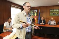 Amancio Lavandeira sostiene al bast�n de mando ante Antonio Pensado. 