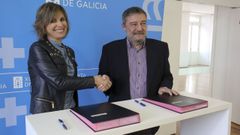 La directora xeral de Turismo de la Xunta, Nava Castro, firmó el convenio de colaboración con el presidente de la Junta de Cofradías, César Carreño.