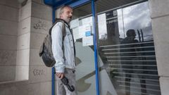 Jos� Manuel Romero, entrando en la oficina de empleo de Ram�n Pi�eiro de Santiago