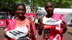 Los plusmarquistas mundiales de marat�n, Tigst Assefa y Sabastian Sawe, posan con sus zapatillas tras la carrera del domingo en Londres