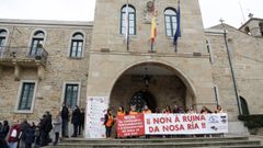 Protesta de los mariscadores en el pleno celebrado en Noia a principios de semana.