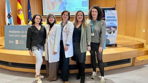 Trabajadoras del área sanitaria de Pontevedra y O Salnés, este lunes, en la charla «O talento non ten xénero» para estudiantes de la ESO. Son Paula González Esteban, Itziar Melendo Barbeito, Yolanda Saduende Otero, Isabel Otero Abad y Ana Calvo Miguélez
